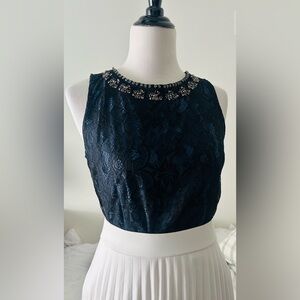 White House black market M Black Lace Sleeveless Top